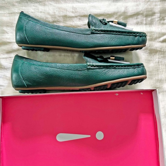 LOAFERS, ISAAC MIZRAHI, LADIES 8W, FOREST GREEN CALF LEATHER, TASSLES ON EACH - Picture 6 of 8